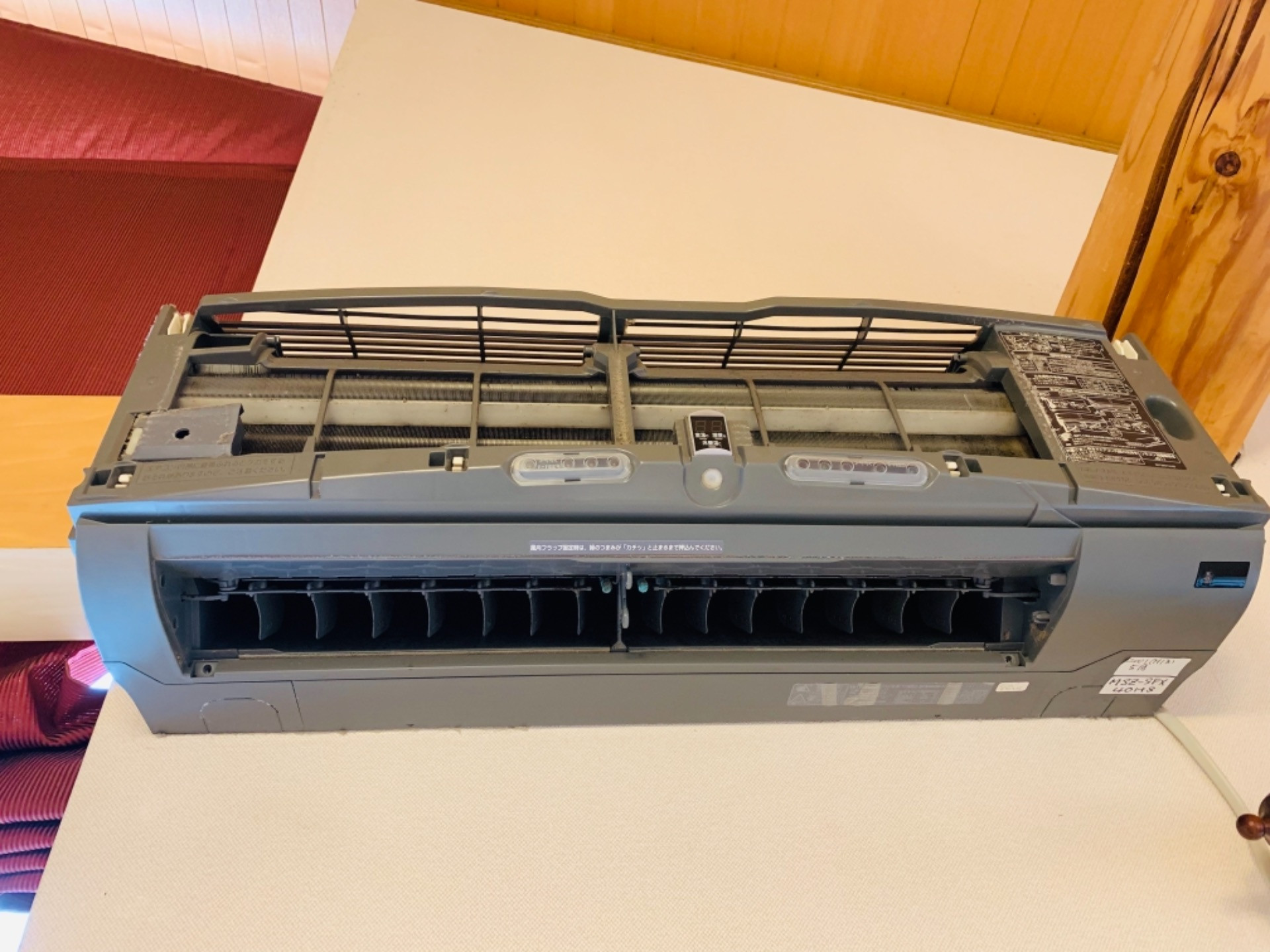 千葉市若葉区にて古い三菱エアコンクリーニング！