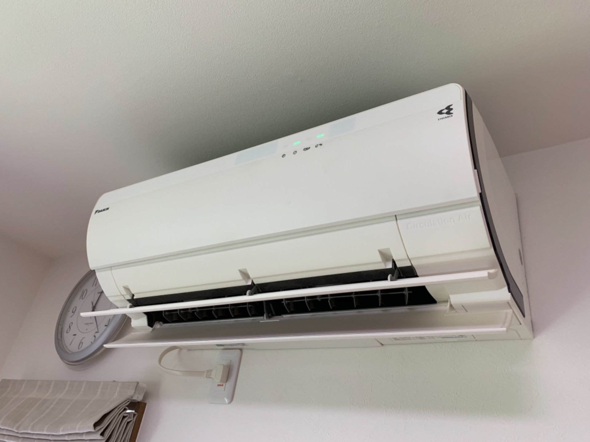 四街道市にてダイキンのお掃除機能付きエアコンのクリーニングです