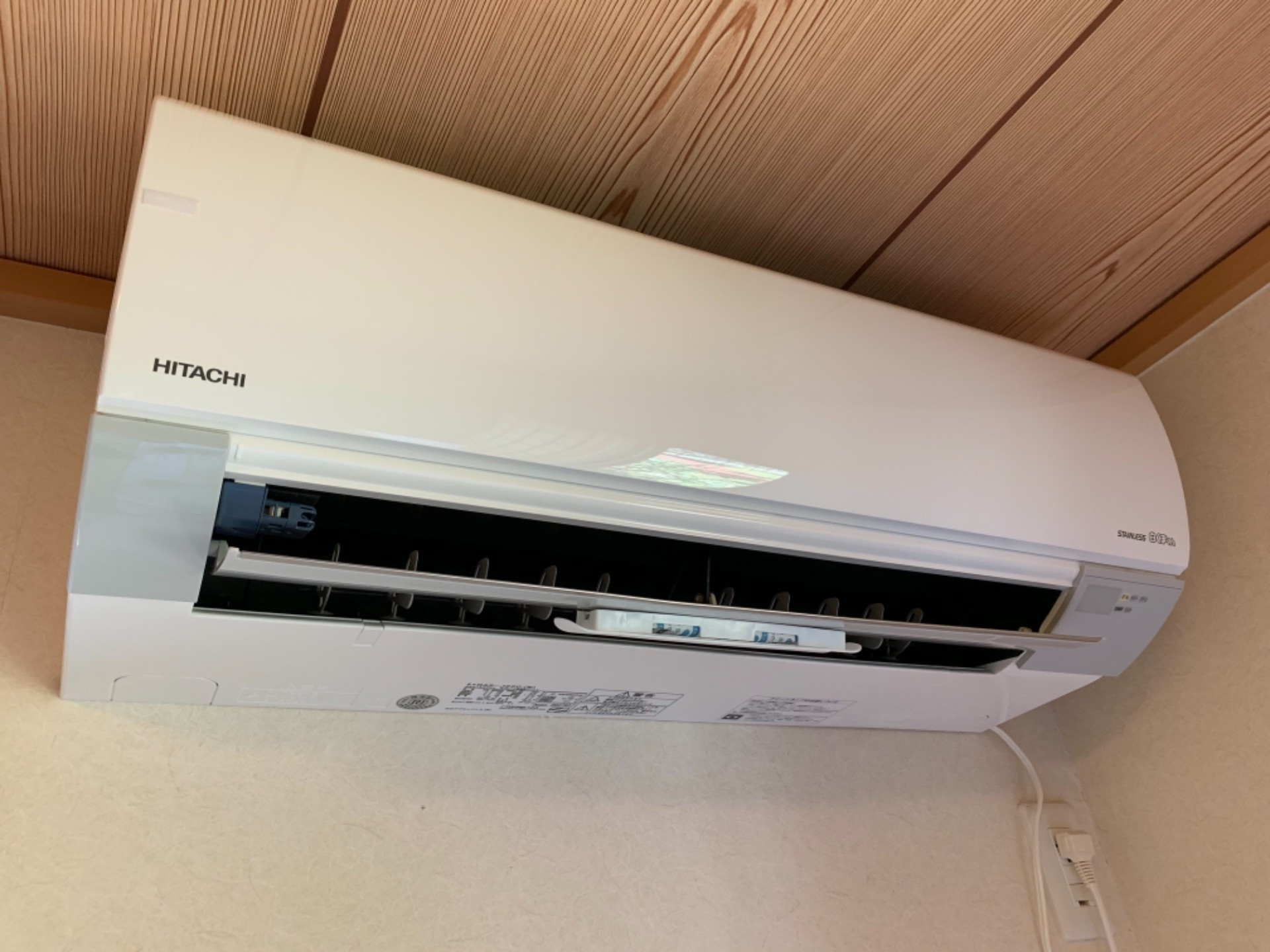 袖ケ浦市にて日立のお掃除機能付きエアコンのクリーニングです